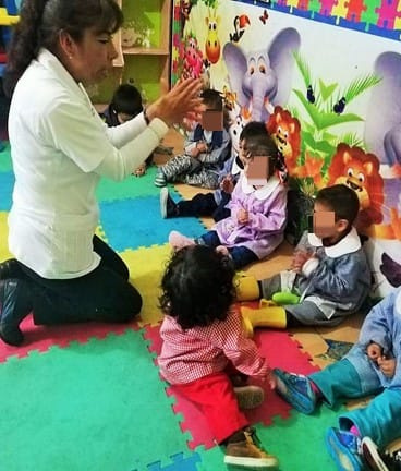 Niños aprendiendo la técnica de lavado de manos con la enfermera